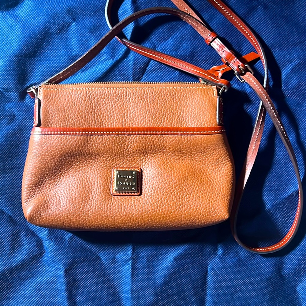 Cute Dooney and Bourke pebble leather crossbody!